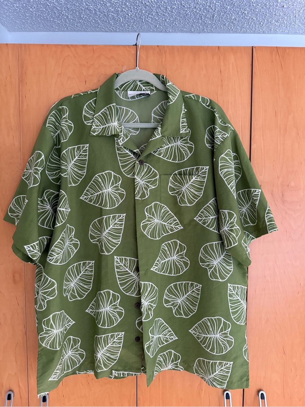 VTG Makani Size XL Men's Green Leaf Print Short-Sleeve Aloha Hawaiian Shirt